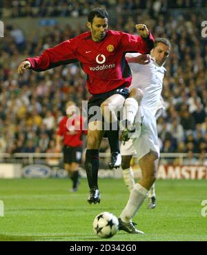 Englands Jermain Defoe (a sinistra) combatte con gli svedesi Johan Mjallby, durante la loro amichevole internazionale allo stadio Ullevi di Gothenburg, Svezia. Foto Stock