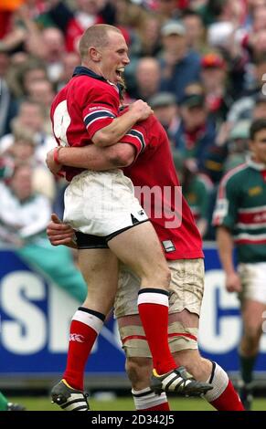 Peter Stringer festeggia il secondo tentativo di Munster con Paul o'Connell durante la vittoria del 20-7 su Leicester nel quarto finale della Heineken Cup a Welford Road, Leicester. Foto Stock