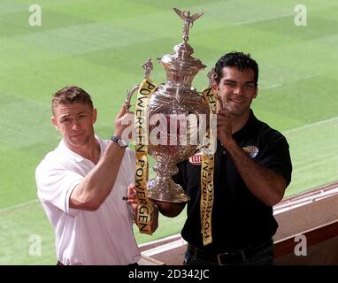 Mike Forshaw (a sinistra) di Bradford Bulls e Chris McKenna di Leeds Rhinos si pongono con la Powergen Challenge Cup al Millennium Stadium di Cardiff. La finale si terrà presso lo stadio sabato 26 maggio tra le due squadre. Foto Stock