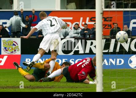 Celtic's Stilian Petrov (centro) segna il suo secondo gol contro Dunfermline, durante la loro partita della Bank of Scottish Premiership presso l'East End Park Ground di Dunfermline. Foto Stock