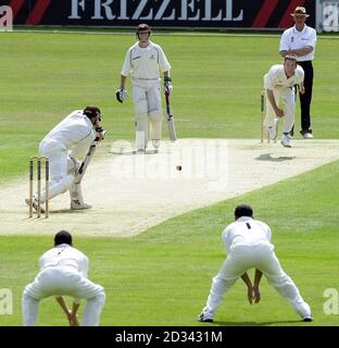 Surrey battsman Mark Ramprakash (a sinistra) gioca a difesa contro il bowler del Sussex James Kirtley, durante la partita del campionato della contea di Frazzell della Divisione uno all'Oval, Londra. Foto Stock