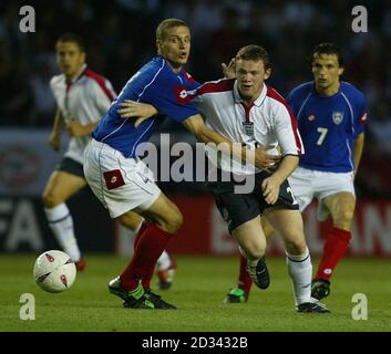 Wayne Rooney, in Inghilterra, si fa strada passando per la Serbia e Montenegro, difensore Nemanja Vidic, durante un amichevole internazionale al Leicester City Walkers Stadium. Foto Stock