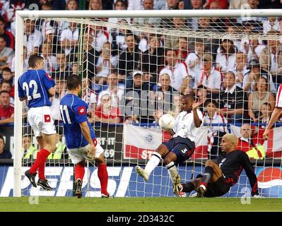 Il Nenad Kovacevic di Serbia e Montenegro segna l'equalizzatore gol battendo David James e Ashley Cole dell'Inghilterra sulla linea, durante un amichevole incontro internazionale tra Inghilterra e Serbia-Montenegro, al Walkers Stadium di Leicester City. Foto Stock