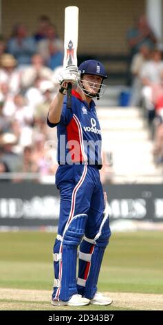 Andrew Flintoff in Inghilterra celebra il suo mezzo secolo durante la NatWest Series, una giornata internazionale contro lo Zimbabwe, a Trent Bridge, Nottingham. Foto Stock