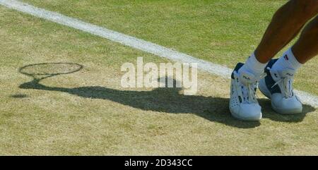 Mark Philippoussis dall'Australia in azione contro Radek Stepanek dalla Repubblica Ceca al Campionato di tennis All England Lawn a Wimbledon. Foto Stock