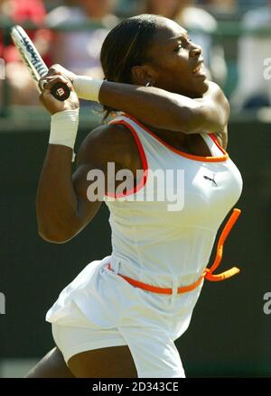 Il campione in carica Serena Williams dagli Stati Uniti in azione prima di sconfiggere il compagno americano Laura Granville in serie dritte nel terzo round dell'All England Lawn Tennis Championships a Wimbledon. Foto Stock