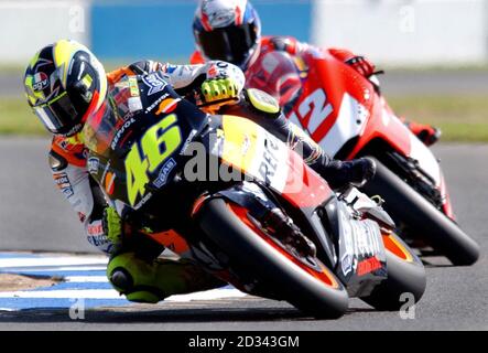 Valentino Rossi, pilota italiano e Repsol Honda, durante le prove libere del MotoGP al Gran Premio di Cinzano, Donington Park, Leicestershire. Foto Stock