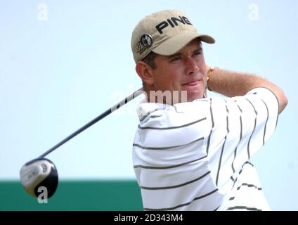 SOLO PER USO EDITORIALE. NESSUN UTILIZZO DEL TELEFONO CELLULARE. Il Lee Westwood dell'Inghilterra si tee fuori dalla diciassettesima buca, durante il secondo round del 132nd Open Championship al Royal St George's, Sandwich, Kent. Foto Stock