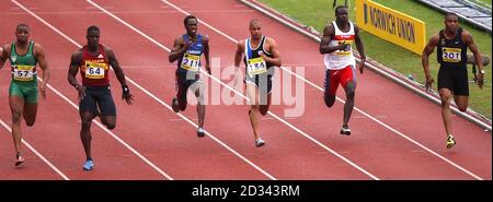 Dwain Chambers (seconda a sinistra) si allontana da Mark Lewis Francis (a destra) e Darren Campbell (a sinistra) per vincere i 100 metri al campionato di atletica AAA Norwich Union di Birmingham. Foto Stock