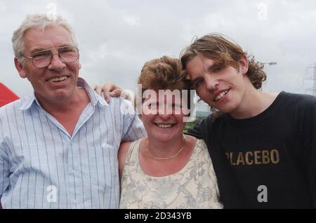 Il quattordicenne John Upton di Doncaster si riunì con sua madre Barbara Upton, dopo il dramma delle inondazioni di ieri a Bosbastle. Foto Stock