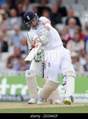 Joe Root (batting) dell'Inghilterra e MS Dhoni (wicket keeper) dell'India durante il quinto test al Kia Oval, Londra. Foto Stock