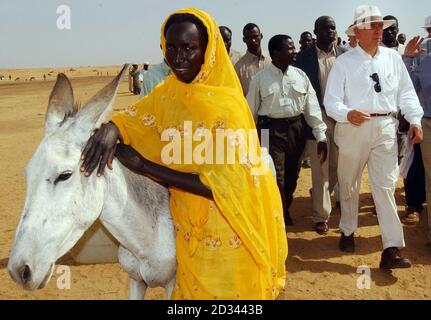 Il Segretario degli Esteri Jack Straw incontra i rifugiati in un centro di alimentazione nel campo di Abu Shouk vicino a El Fasher, nella regione del Darfur, nel nord del Sudan. Il campo - descritto da un funzionario britannico come 'Hilton' dei campi del Darfur - ospita circa 57,000 persone costrette a fuggire dai loro villaggi a seguito di una campagna di violenza da parte delle milizie arabe note come Janjaweed. Straw ha avvertito il governo sudanese che deve fare di più per proteggere i rifugiati che fuggono dalla violenza nel Darfur dopo aver visto per sé le condizioni in cui vivono. Foto Stock