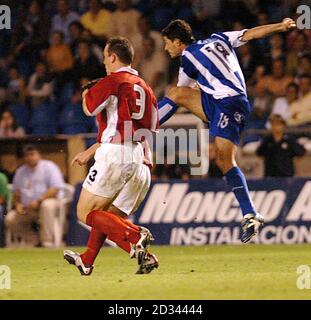 Il vincitore Sanchez del Deportivo la Coruna segna il secondo gol del suo fianco durante la UEFA Champions League, terza partita della seconda tappa del turno di qualificazione, al Riazor Stadium di la Coruna, Spagna. . Foto Stock