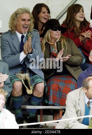 Il comico Billy Connolly e la moglie Pamela Stephenson si godono il raduno delle Lonach Highland a Bellabeg Park, a Strathdon, Aberdeenshire. Connolly - conosciuto come il Big Yin - ha una casa nella vicina Candacraig ed è Laird del raduno. Foto Stock