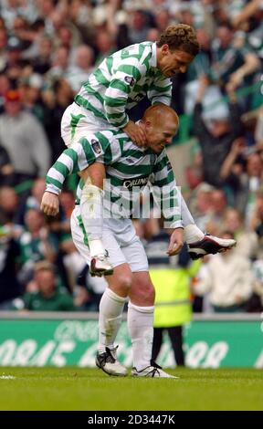 Alan Thompson di Celtic celebra il suo gol contro i Rangers saltando sulla schiena del compagno di squadra Neil Lennon durante la loro partita della Bank of Scotland Premier League al Celtic Park, Glasgow SOLO PER USO EDITORIALE. Foto Stock