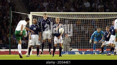 Il Pokorn sloveno Jalen ha fatto un calcio di punizione verso il gol scozzese durante le qualificazioni della Coppa del mondo a Hampden Park, Glasgow. Punteggio finale Scozia 0-0 Slovenia. QUESTA IMMAGINE PUÒ ESSERE UTILIZZATA SOLO NEL CONTESTO DI UNA FUNZIONE EDITORIALE. NESSUN UTILIZZO DI SITI WEB/INTERNET A MENO CHE IL SITO NON SIA REGISTRATO PRESSO LA FOOTBALL ASSOCIATION PREMIER LEAGUE. Foto Stock