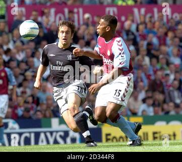 Joe Cole (L) di Chelsea sfida gli Ulises De la Cruz di Aston Villa durante la loro partita di Barclays Premiership a Villa Park, Birmingham. Foto Stock