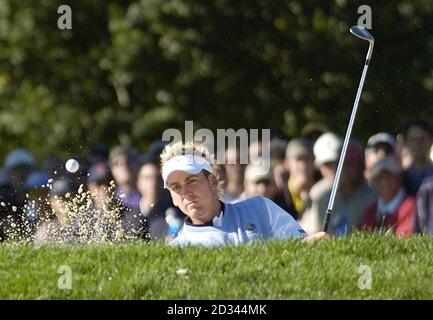 Il giocatore europeo della Ryder Cup Ian Poulter gioca fuori da un bunker sulla sesta buca, durante la 35a Ryder Cup all'Oakland Hills Country Club, Bloomfield Township, Michigan, sabato 18 settembre 2004. Foto Stock