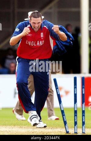 Il fast bowler inglese Steve Harmison celebra la corsa all'uscita dell'australiano Andrew Symonds durante la semifinale del Trofeo ICC a Edgbaston, Birmingham. SOLO PER USO EDITORIALE. NESSUN UTILIZZO DEL TELEFONO CELLULARE. Foto Stock