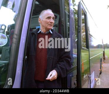 Il capitano Ian Farquhar, Joint Master della Beaufort Hunt, salirà a bordo di un pullman presso la Badminton Estate a Gloucestershire, diretto alla Conferenza sul lavoro di Brighton, dove migliaia di persone si aspettano di unirsi alla dimostrazione dei Working Dogs e dei lavoratori organizzata dalla Countryside Alliance. Foto Stock