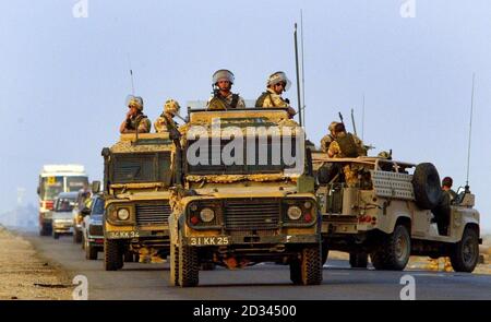 I soldati del 51 Squadron RAF Regiment basato a RAF Lossiemouth in Scozia fermano le auto mentre in pattuglia intorno a Basra e prendono posizione lungo la strada su una pattuglia di mattina presto. Lo squadrone è responsabile della protezione dell'aeroporto di Basra dagli attacchi. Foto Stock