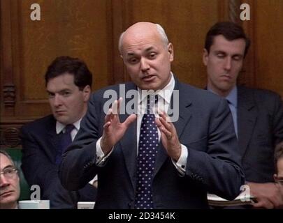 Iain Duncan-Smith, ex leader del Partito conservatore durante le interrogazioni settimanali dei primi Ministri alla Camera dei Comuni, Londra. Foto Stock