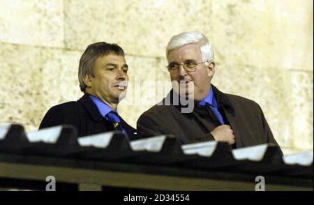 David Taylor (a sinistra) e Predient John McBeth guardano il qualificatore della Coppa del mondo scozzese contro la Moldavia allo Stadio Repubblicano di Chisinau, Moldavia QUESTA FOTO PUÒ ESSERE UTILIZZATA SOLO NEL CONTESTO DI UNA FUNZIONE EDITORIALE. NESSUN UTILIZZO DI SITI WEB/INTERNET A MENO CHE IL SITO NON SIA REGISTRATO PRESSO LA FOOTBALL ASSOCIATION PREMIER LEAGUE. Foto Stock