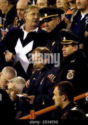 Foto non pubblicata in precedenza del 10/2004/13 del manager scozzese Berti Vogts (al centro), con i tifosi scozzesi in vista, durante la partita di qualificazione della Coppa del mondo contro la Moldavia allo Stadio Repubblicano di Chisinau, Moldova. Il sorteggio della scorsa notte 1-1 con la Moldavia ha rappresentato un nuovo basso per la nazionale scozzese sotto il manager Berti Vogts. Un punto interrogativo ora incombe sul futuro del vincitore di una Coppa del mondo dopo l'imbarazzante punto di Chisinau ha gravemente danneggiato le speranze della Scozia di raggiungere le finali del 2006. Foto Stock