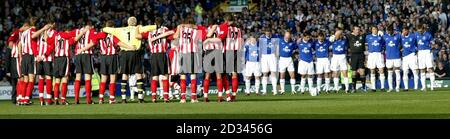 I giocatori di Everton e Southampton si allineano per un minuto di silenzio per l'Iraq assassinato ostaggio Ken Bigley, che era un fan di Everton, prima della partita Barclays Premiership al Goodison Park, Liverpool, sabato 16 ottobre 2004. Foto Stock