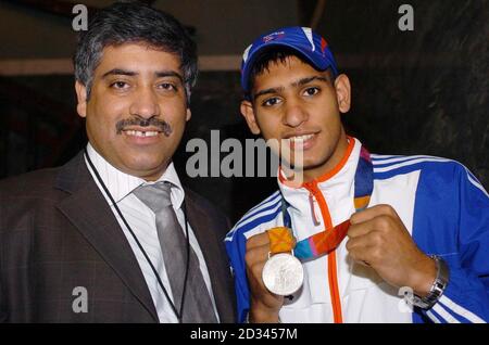 Medaglia d'argento olimpica, pugile leggero Amir Khan con suo padre Shah Khan (a destra), a Piccadilly, nel centro di Londra, all'inizio della sfilata della vittoria per salutare gli eroi olimpici della Gran Bretagna. Le Olimpiadi estive sono state le migliori prestazioni di squadra della Gran Bretagna dal 1924. La parata inoltre campione le speranze di Londra di ospitare i Giochi 2012. Foto Stock