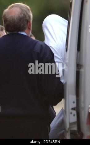 Yousef Bouhaddaou arriva a Hendon Magistrates Court, nel nord di Londra, dove appariva accusato dell'assassinio del maestro Robert Symons a Chiswick la scorsa settimana. Altre quattro persone detenute in seguito all'omicidio sono state salvate dalla polizia fino a dicembre. Foto Stock