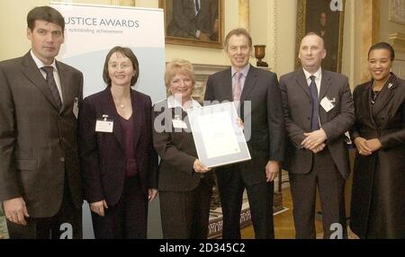 Il primo Ministro Tony Blair e il Ministro degli interni Baroness Scotland presentano l'innovazione del sistema di Giustizia penale allo staff della Corte della Corona di Snaresbrook, rappresentato da (da L a R) Stewart Hill, Katie Robinson, Lynn Sugg e Tony Fletcher, a Downing Street. Il premio era parte dei premi di Giustizia, assegnati a persone in prima linea del sistema di Giustizia penale. Foto Stock