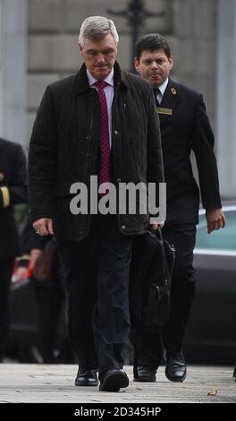 Il direttore dell'acqua irlandese John Tierney lascia la Leinster House dopo aver incontrato il ministro dell'ambiente Alan Kelly, mentre cresce il dissenso delle spese per l'acqua. Foto Stock