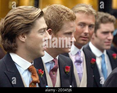 Il principe Harry (secondo da sinistra) arriva al matrimonio di Lady Tamara Grosvenor con Edward van Cutsem alla Cattedrale di Chester. Il principe William fungerà da usciere al sontuoso servizio che ha visto la partecipazione di 650 ospiti, tra cui la Regina e il Duca di Edimburgo. Il matrimonio riunisce due delle famiglie più ricche della Gran Bretagna. Lady Tamara Grosvenor, 24 anni, è la figlia maggiore del duca di Westminster, l'uomo più ricco della Gran Bretagna, le cui proprietà terriera, comprese le fasce di Mayfair e Belgravia, gli danno una fortuna personale stimata a 4 miliardi. Foto Stock