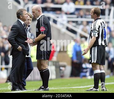 Il manager della Newcastle United Graham Souness (a sinistra) si oppone con l'arbitro Howard Webb (al centro) come attaccante Alan Shearer guarda durante la partita della Barclays Premiership contro Fulham a St James Park, Newcastle. Souness è stato poi rimosso per sedersi nelle tribune. Foto Stock