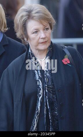 Delia Smith arriva alla cattedrale di St Edmunsbury a St Edmunds, Suffolk, per i funerali del presentatore radiofonico John Peel. Foto Stock