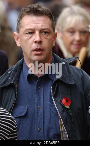 Andy Kershaw arriva alla Cattedrale di St Edmunsbury a St Edmunds, Suffolk per i funerali del presentatore radiofonico John Peel. Foto Stock