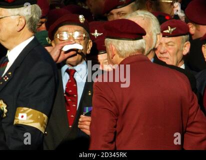 Un veterano prende un nip dalla sua fiasca d'anca in una giornata fredda al Servizio nazionale annuale della memoria al Cenotaph, Londra tenuto in tributo ai morti di guerra della Gran Bretagna, compreso il 21 personale di servizio che hanno perso la vita in Iraq quest'anno. Suo nipote il principe William ha partecipato all'evento per la prima volta e è venuto come truppe britanniche sono sotto fuoco in Iraq. Alla commemorazione hanno partecipato anche altri alti reali, leader politici, guidati dal primo Ministro Tony Blair, e circa 9,000 veterani dei conflitti del XX secolo. Foto Stock