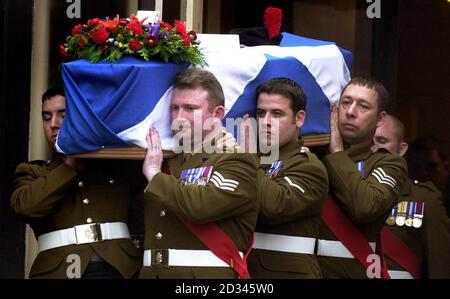 La bara del privato Scott McArdle è portata durante il servizio funerale alla chiesa cattolica romana di San Paolo a Glenrothes. Più di 500 lutto si sono riuniti oggi per rendere omaggio al soldato di Black Watch ucciso da un attentatore suicida in Iraq. La famiglia, gli amici e i compagni di Private McArdle sono venuti a dire un saluto finale al soldato in un funerale militare con messa cattolica romana nella sua città natale a Fife. Foto Stock