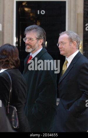 Il leader del Sinn Feinn Gerry Adams e l'ex comandante dell'IRA Martin McGuinness arrivano a Downing Street, Londra, per colloqui con il primo ministro britannico Tony Blair e un primo incontro faccia a faccia con un capo dell'Irlanda del Nord, mentre gli sforzi per rilanciare la condivisione del potere raggiungono una fase critica. La leadership del Sinn Fein richiederà al governo un massiccio programma di smilitarizzazione nell'Irlanda del Nord, mentre il leader unionista democratico si prepara ad incontrare il capo dell'organo indipendente di disarmo dell'Irlanda del Nord, il generale John de Chastelain, a Belfast. Foto Stock