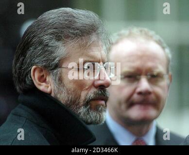 Il leader del Sinn Fein Gerry Adams e Martin McGuinness arrivano a Downing Street, Londra, mentre l'agonizzante sforzo per chiudere un accordo sul processo di pace continua. I funzionari del governo britannico e irlandese credono che Sinn Fein e gli unionisti democratici di Rev Ian Paisley siano molto vicini alla conclusione di un accordo che potrebbe riportare la condivisione del potere e vedere la pistola rimossa definitivamente dalla politica dell'Irlanda del Nord. Foto Stock