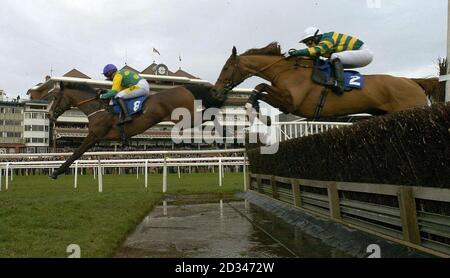 Kauto Star (L), guidato da Ruby Walsh salta il salto in acqua da Foreman guidato da Tony McCoy prima di andare a vincere. Foto Stock