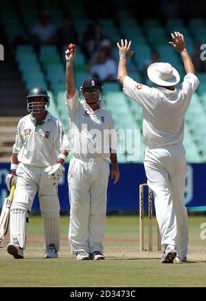 Nicky Boje (L) del Sud Africa lascia il campo dopo essere stato Catturato dall'inglese Graham Thorpe (C) fuori dal bowling di Andrew Flintoff per 10 corse Foto Stock