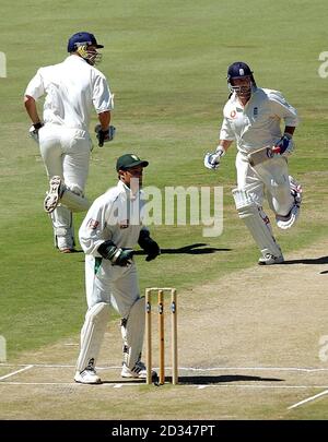 Il punteggio di Andrew Flintoff (a sinistra) e Graham Thorpe in Inghilterra corre mentre Mark Boucher (in basso), il viceeré sudafricano, attende alle parate vicine. L'Inghilterra ha condotto i cinque test della serie 2-1. Foto Stock