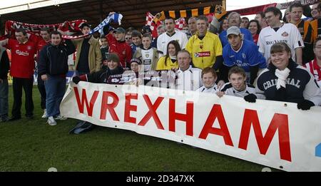 I tifosi di calcio di tutti gli altri paesi si riuniscono all'ippodromo di Wrexham, sabato 29 gennaio 2005, e si levano in piedi nei colori della loro squadra per mostrare solidarietà per i club sull'orlo della rovina finanziaria. Foto Stock