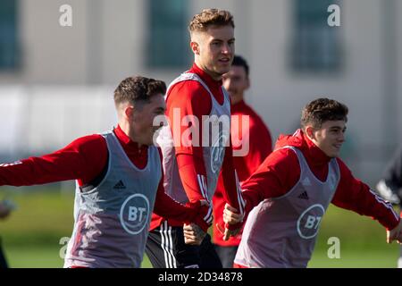 Hensol, Galles, Regno Unito. 7 Ott 2020. Joe Rodon (al centro) con Harry Wilson e Dan James durante la squadra nazionale di calcio del Galles in vista delle partite contro Inghilterra, Repubblica d'Irlanda e Bulgaria. Rodon è soggetto a speculazione trasferimento che lo collega con un trasferimento da Swansea City a Tottenham Hotspur. Credit: Mark Hawkins/Alamy Live News Foto Stock