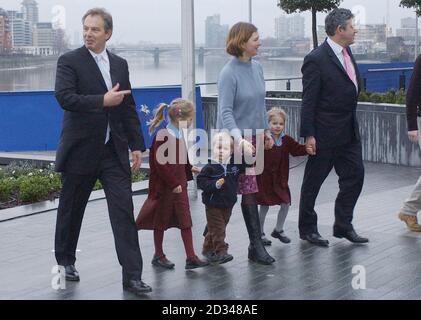 Tony Blair e Gordon Brown incontrano attivisti del Partito laburista a Battersea. Foto Stock