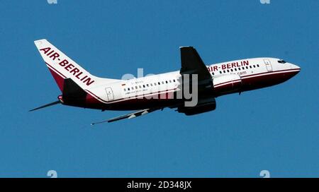 Una Air Berlin Boeing serie 737, 700 in partenza dall'aeroporto di Stansted. Foto Stock