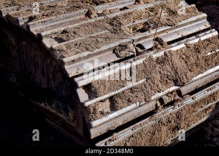 Cingolo Caterpillar ricoperto di sporcizia Foto Stock