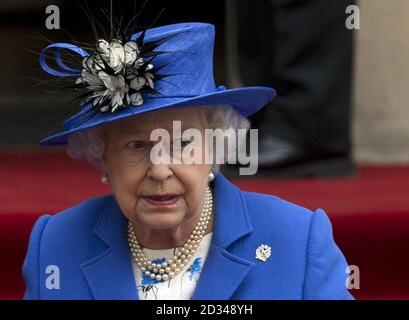 La regina Elisabetta II partirà dopo aver partecipato a un ricevimento per i Calgary Highlanders, Royal Hamilton Light Fanteria e il reggimento scozzese canadese alla Canada House di Londra, che fa parte delle commemorazioni dei reggimenti del centenario delle battaglie della prima guerra mondiale. Foto Stock